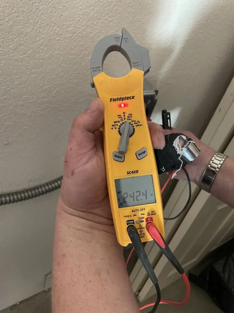 Voltage testing with clamp meter during Generator Installation in Berlin